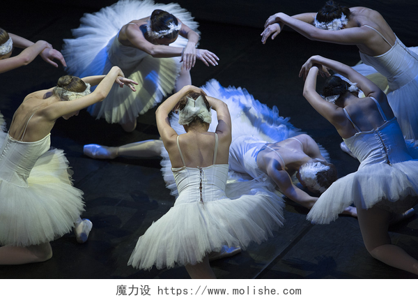 芭蕾舞者在表演奥德特死亡和复活
